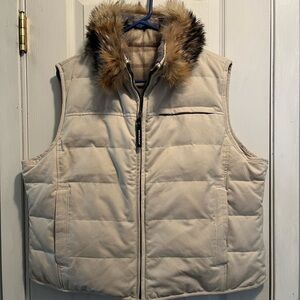 Woolrich Woman’s Reversible Cream And Plaid Vest  Duck Down Removable Coyote Fur